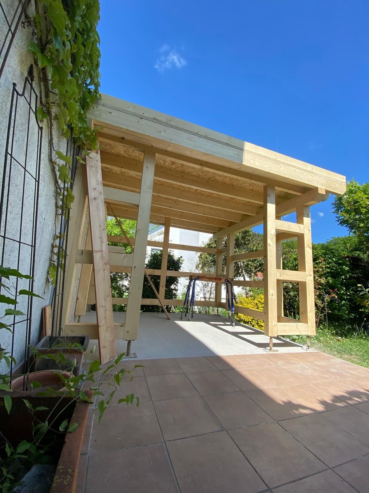 Eine Person mit gelben Handschuhen montiert ein weißes Mehrscheibenfenster in einem hellen Raum.