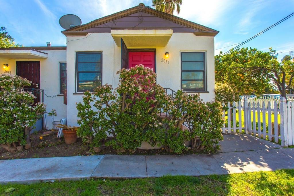 Cottage 2051 — fenced grassy yard, pet-friendly cottage