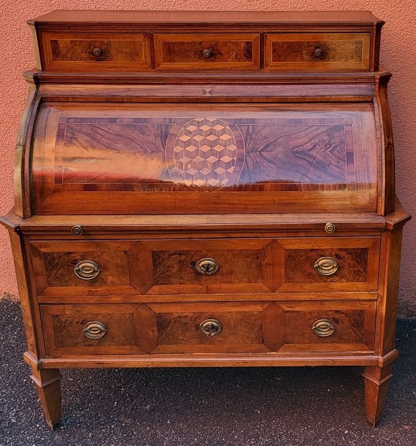 Bureau ancien en bois à cylindre, avec tiroirs, incrustations ornementales et ferrures en laiton