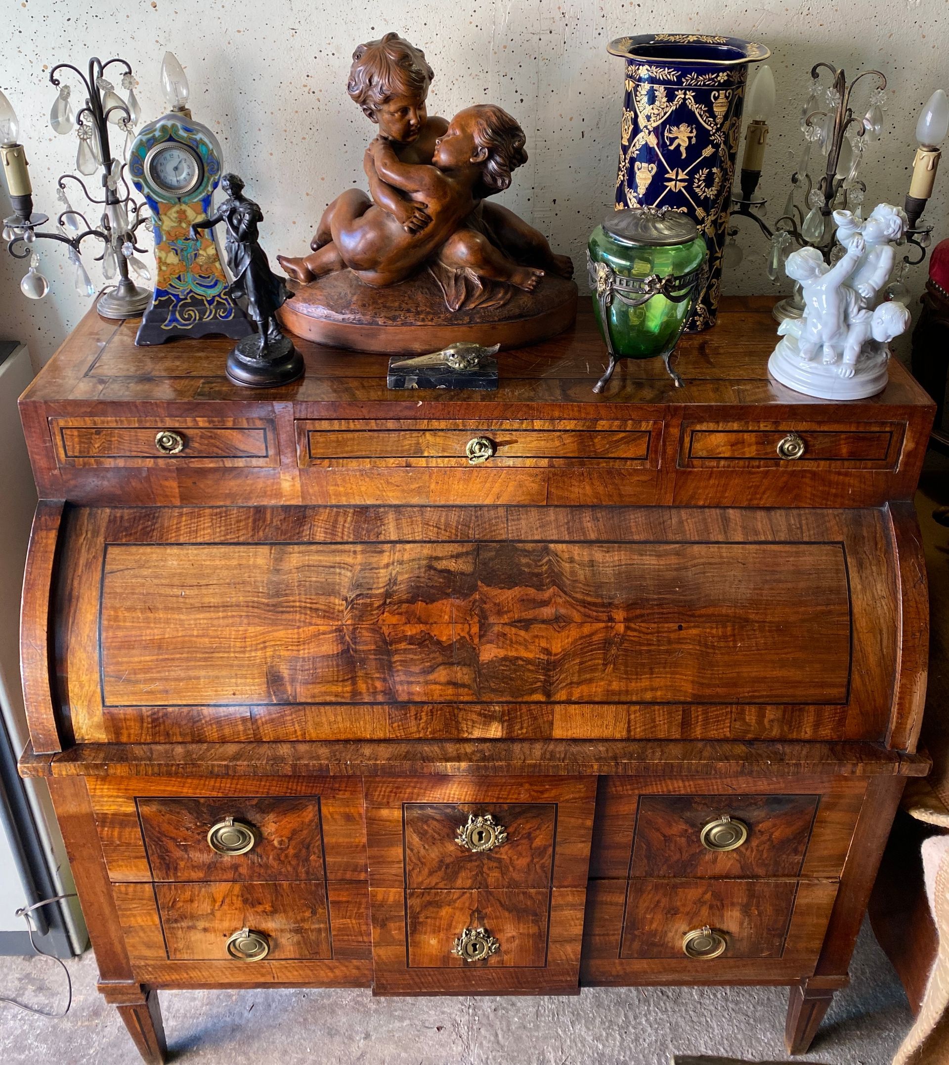 Strasbourg antiquaire - secrétaire en bois avec bibelots