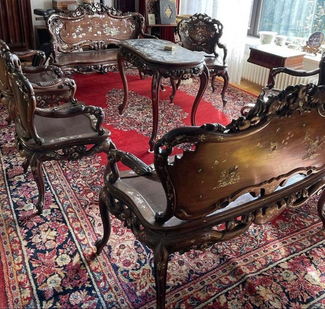 Strasbourg antiquaire - meubles anciens en bois avec bancs et tables posés sur un tapis