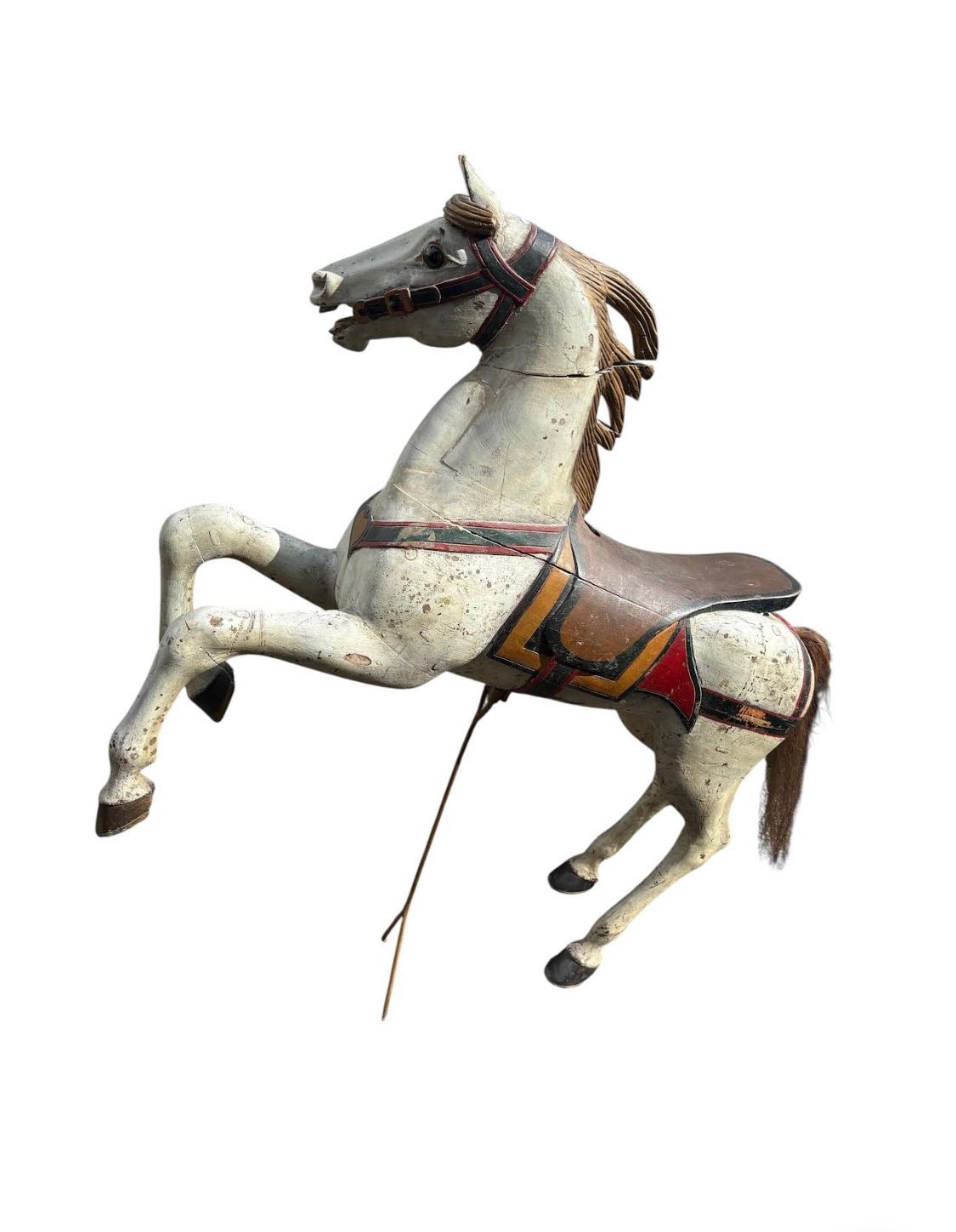 Cheval de carrousel blanc cabré, selle marron, peinture patinée.