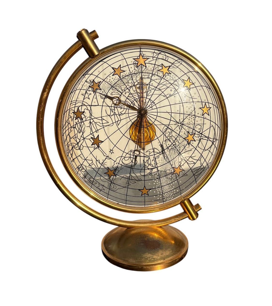 Horloge en forme de globe terrestre avec cadre et socle en métal doré. Le cadran représente une carte du monde