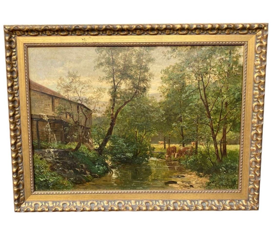 Peinture à l'huile représentant un ruisseau paisible, des arbres et un bâtiment, encadrée d'or.