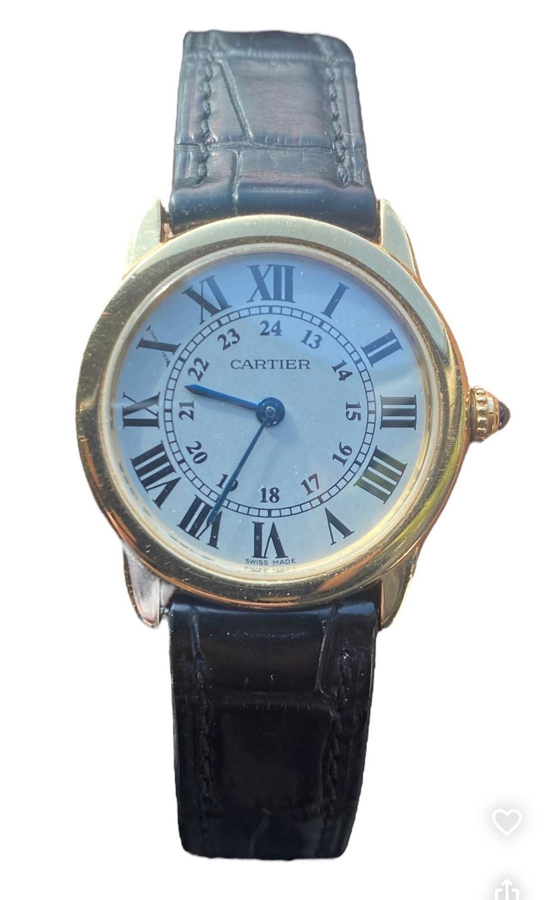 Montre-bracelet Cartier en or avec bracelet en cuir noir, cadran blanc et index des heures en chiffres romains.