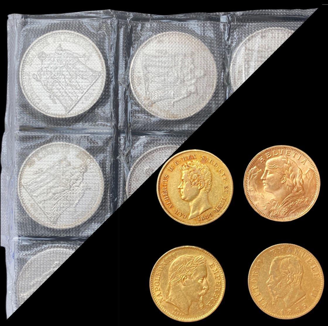 Une collection de pièces d'argent dans un classeur, à côté de plusieurs pièces d'or.