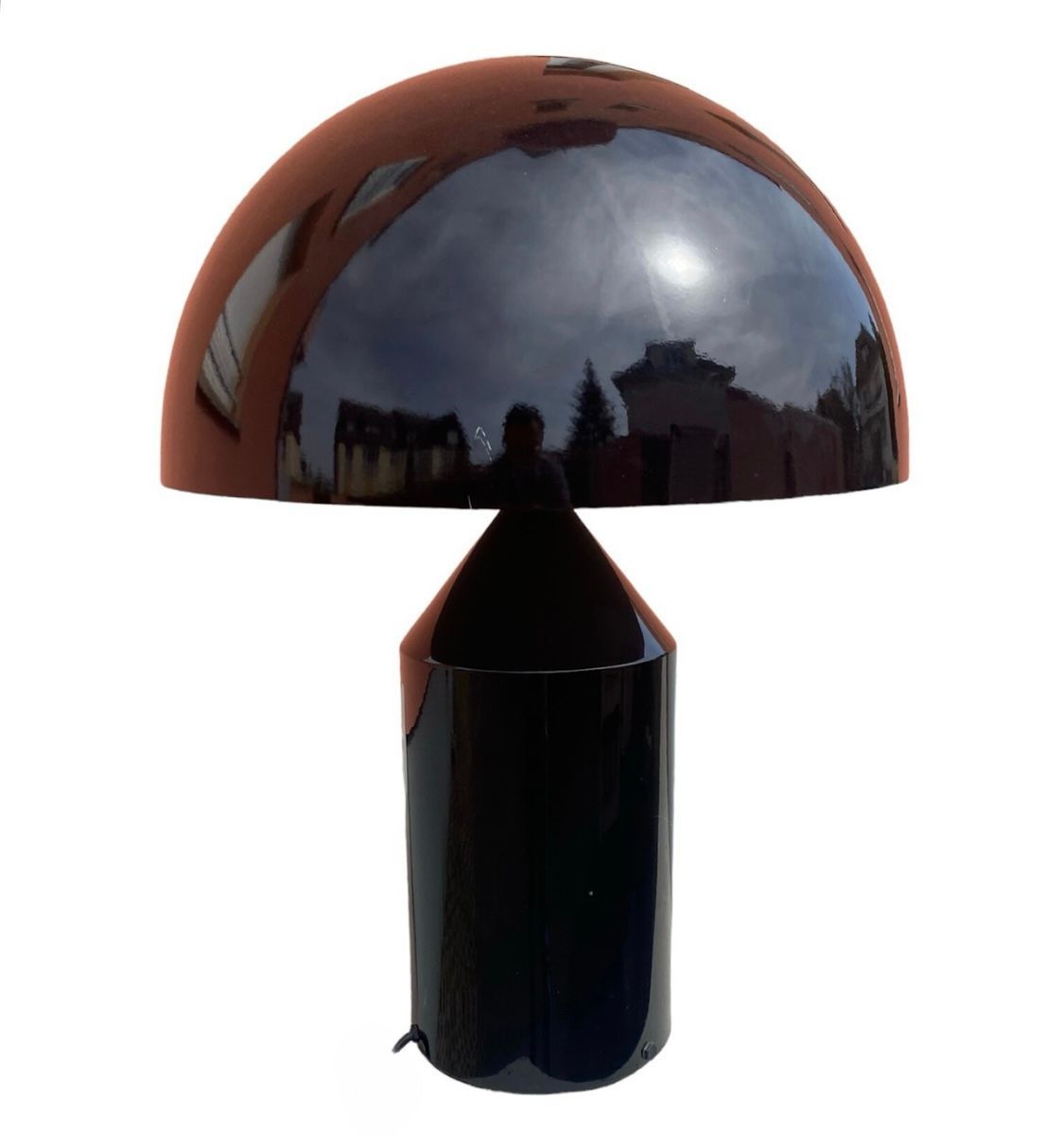 Lampe de table noire en forme de champignon, avec un abat-jour réfléchissant en forme de dôme et une base cylindrique.