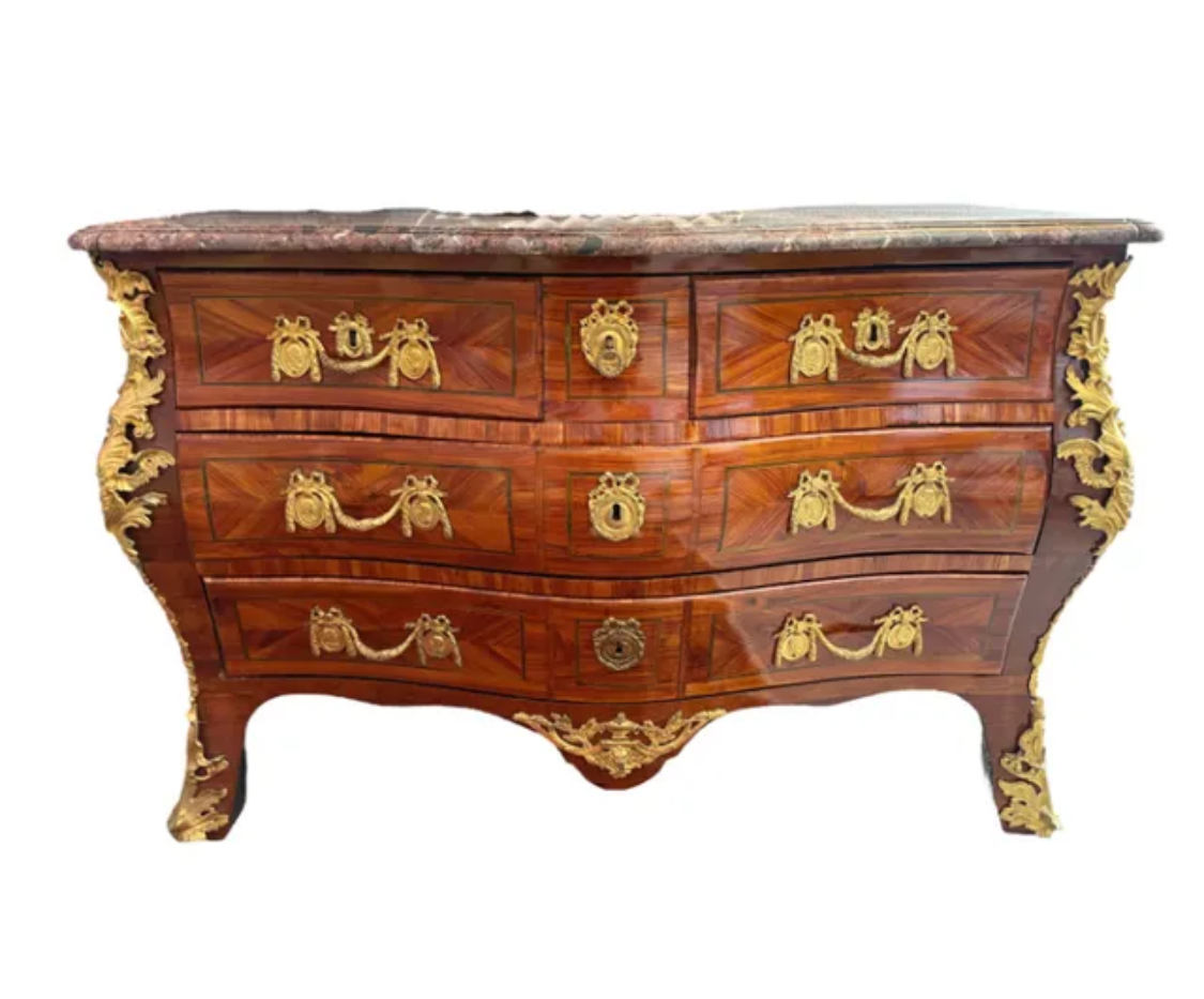 Commode ancienne en bois ornée de détails dorés et d'un plateau en marbre.