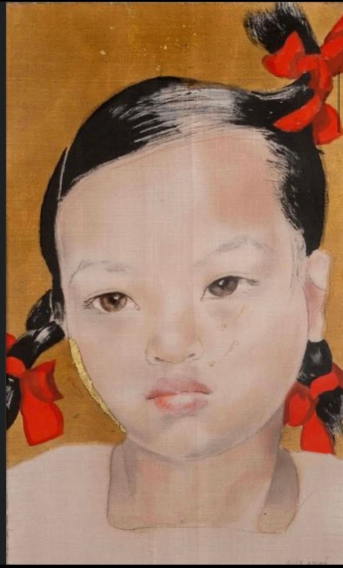 Enfant aux tresses noires nouées par des rubans rouges, sur fond doré.