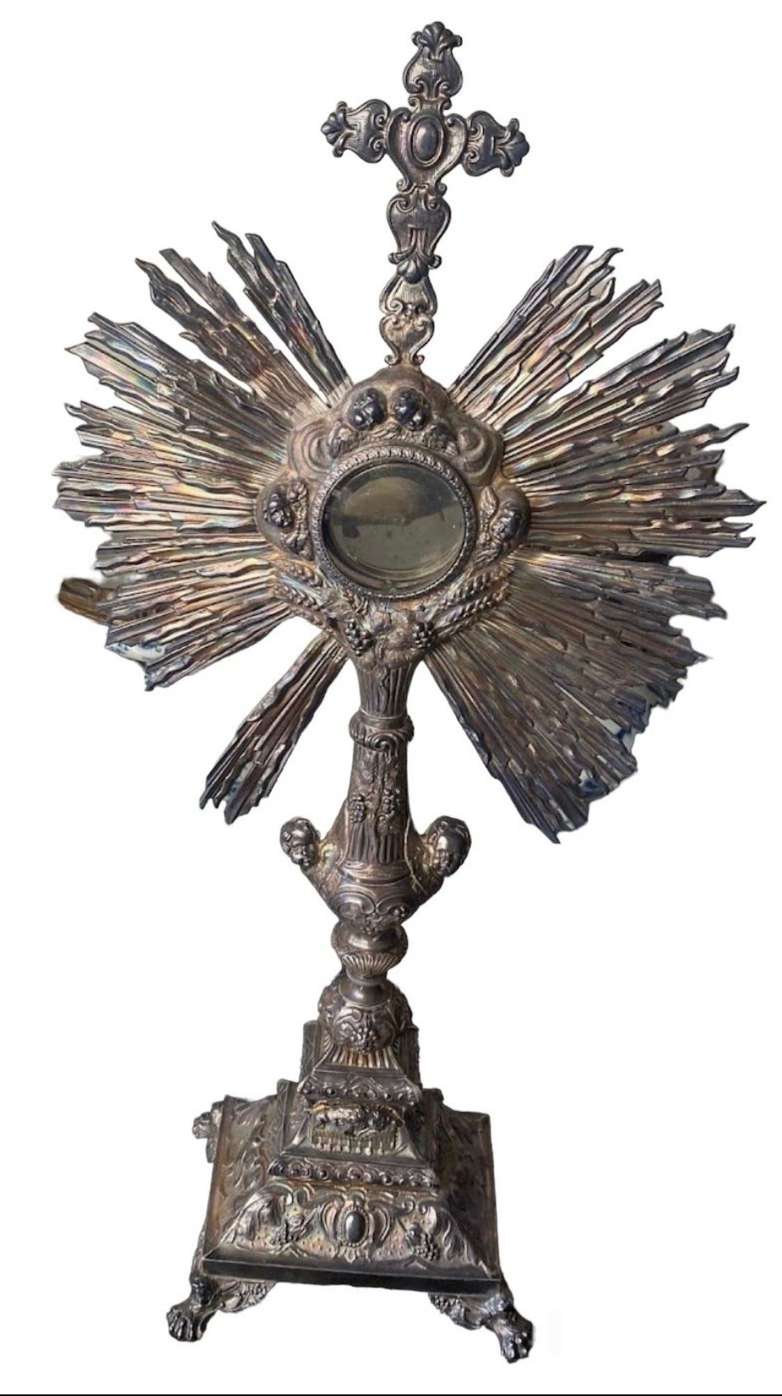 Ostensoir en argent orné de rayons de soleil, surmonté d'une croix et doté d'un centre recouvert de verre