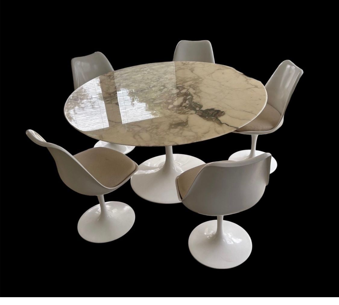 Table et chaises White Tulip sur fond noir.