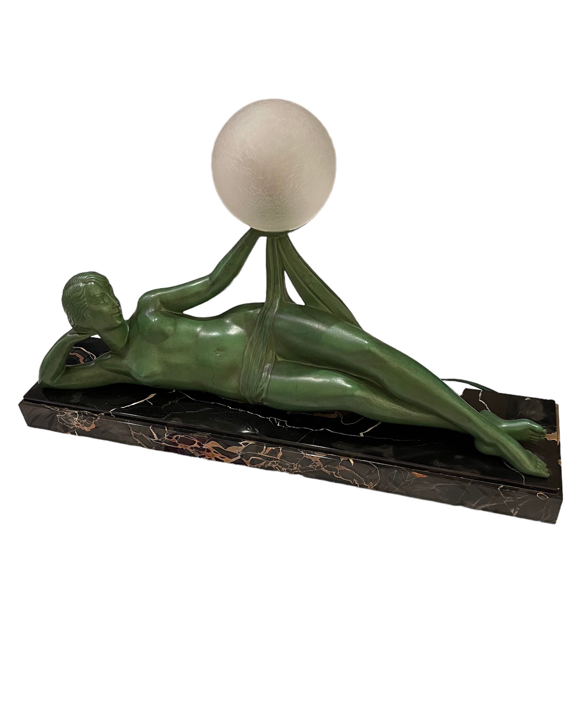 Strasbourg antiquaire - sculpture de femme nue allongée sur un socle