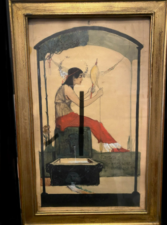 Femme assise, filant de la laine, dans un cadre à sommet arqué. Elle porte un pantalon rouge et un haut beige.