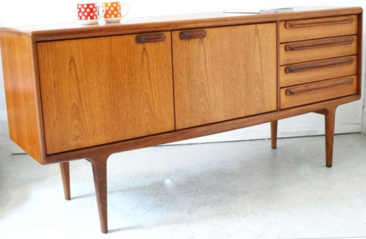 Buffet en bois de style moderne du milieu du siècle, avec deux portes, trois tiroirs et des pieds fuselés