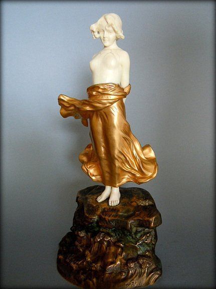 Strasbourg antiquaire - sculpture de femme parée d'un drap doré sur un socle en bois