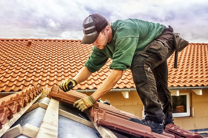 Ouvrier travaillant sur un toit