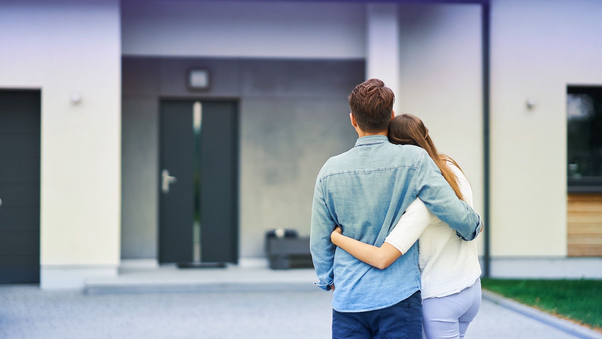 Couple admirant leur maison neuve