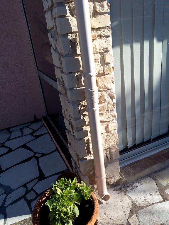 Focus sur une colonne de pierre dans un garage