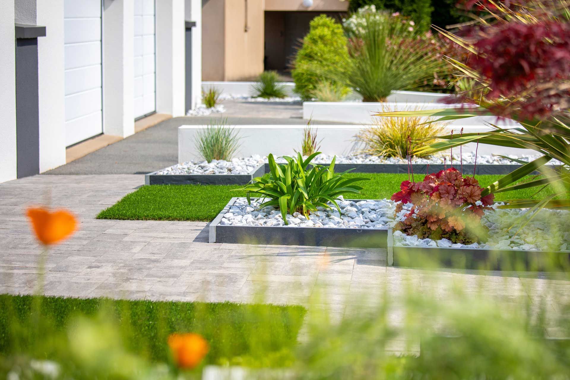 Aménagement et maçonnerie extérieurs dans un jardin végétalisé à la française