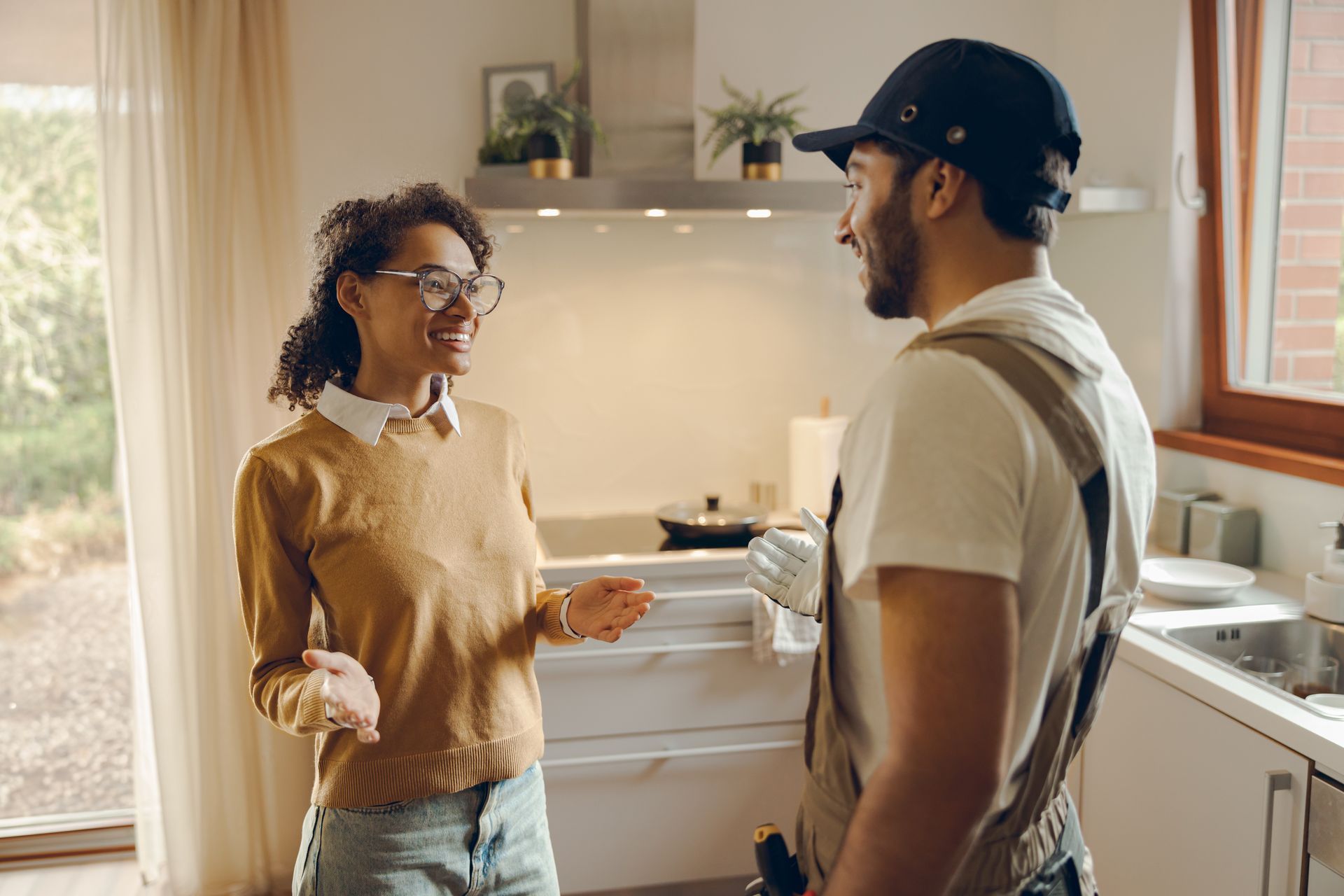 Cliente souriante qui discute des travaux avec un professionnel