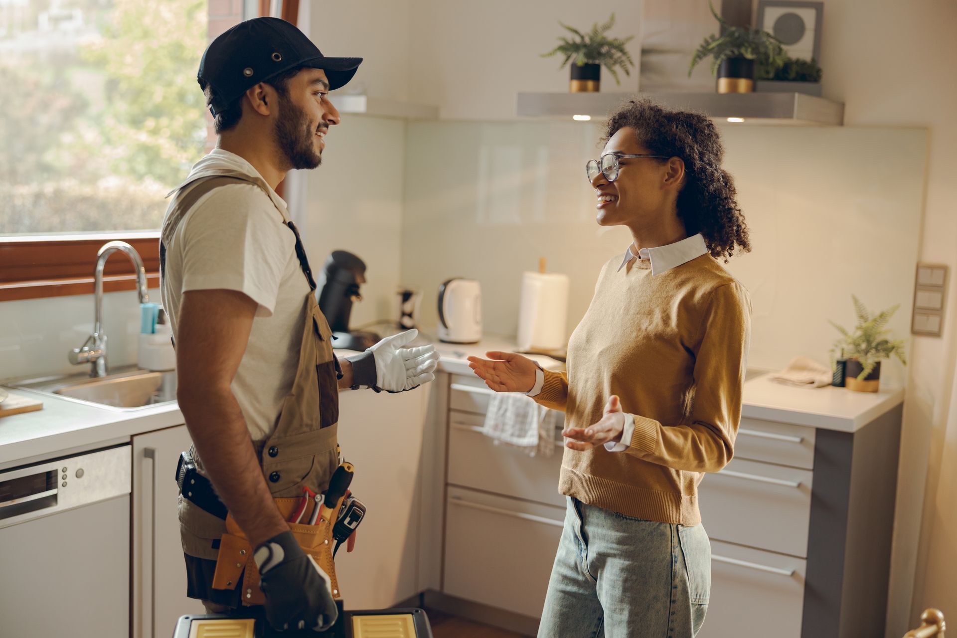 Cliente souriante qui discute des travaux avec un professionnel