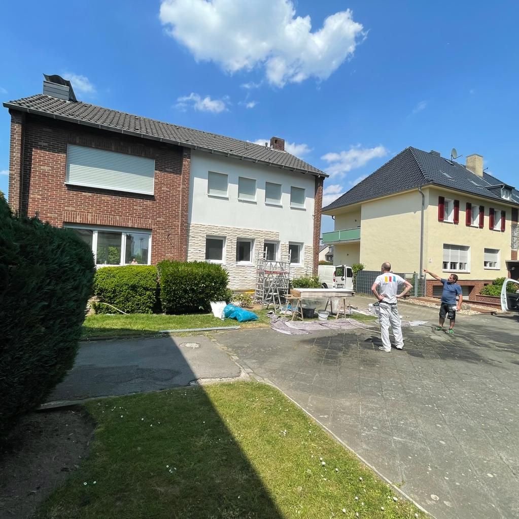 Raum mit Bühne, Projektionsleinwand, Tonanlage, Pflanzen und runden Deckenpaneelen.