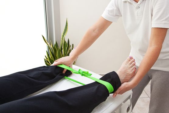 Person bei der PNF-Behandlung in der Physiopraxis