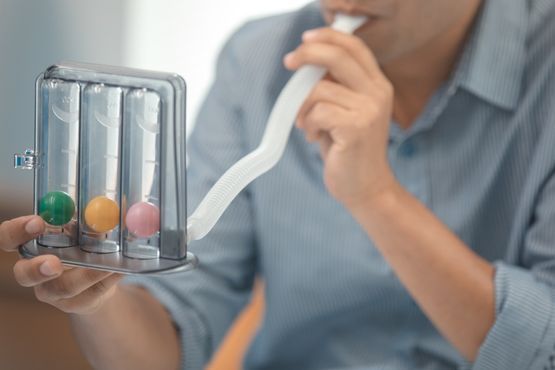 Person bei der Atemtherapie