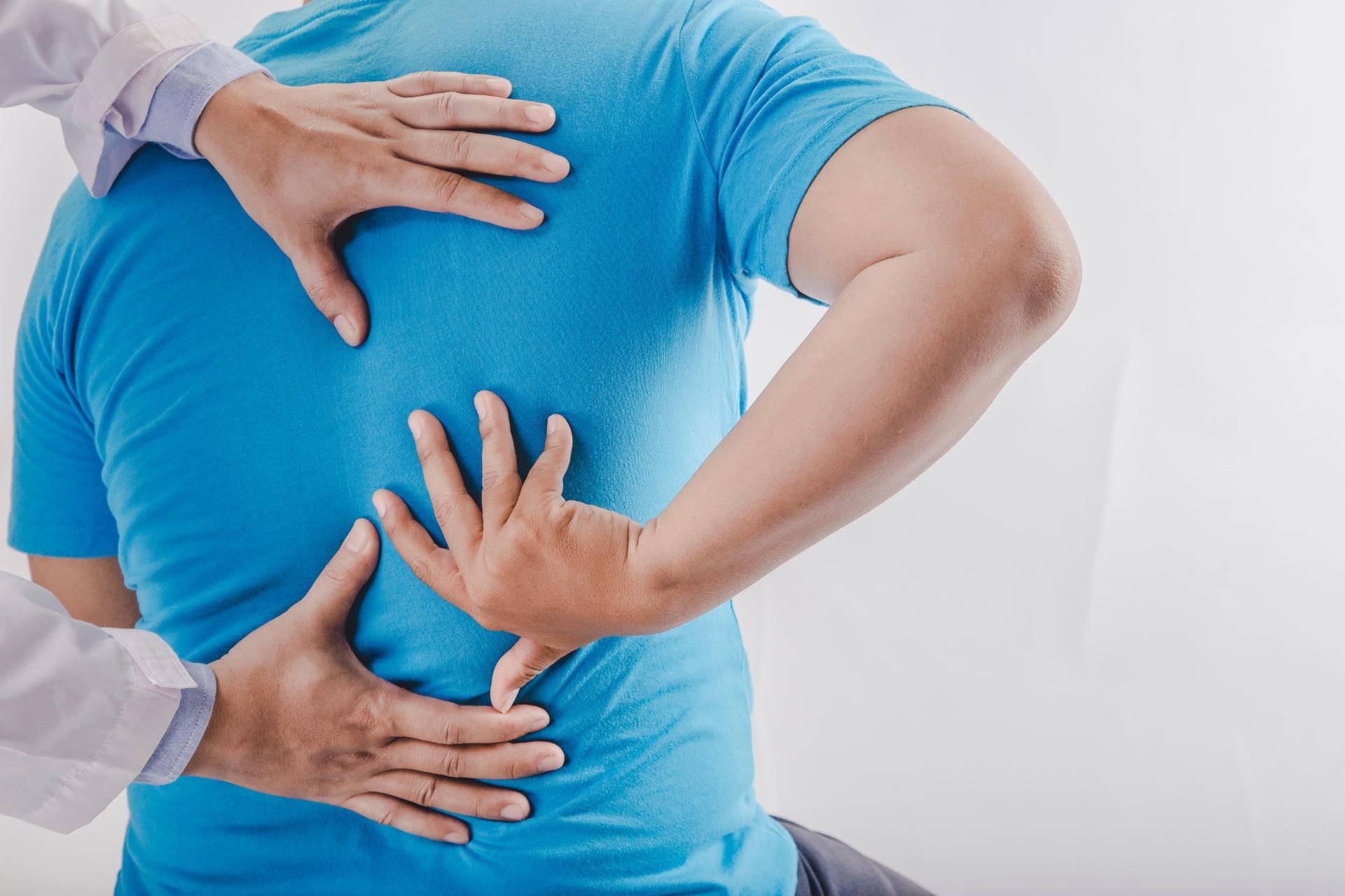 Person bekommt eine Physiotherapiebehandlung an der Schulter