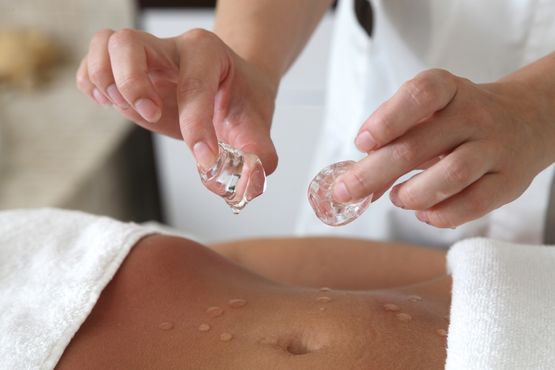 Person bei der Eisbehandlung