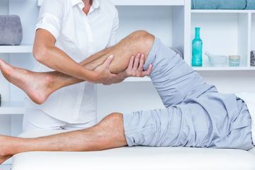 Person bei der Physiotherapiebehandlung