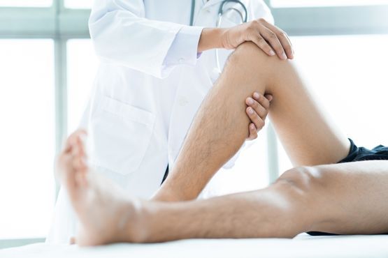 Person bei der Physiotherapiebehandlung