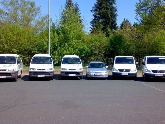 Fachkraft installiert Sprechanlage