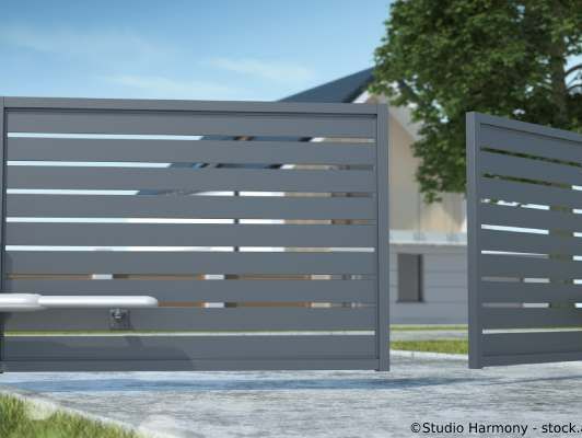 Fachkraft installiert Sprechanlage