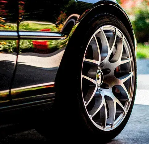 Un primer plano de una rueda de automóvil con un neumático sobre ella.