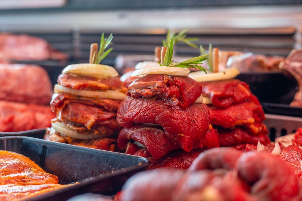 Eine Nahaufnahme einer Platte mit Fleisch in einer Metzgerei.