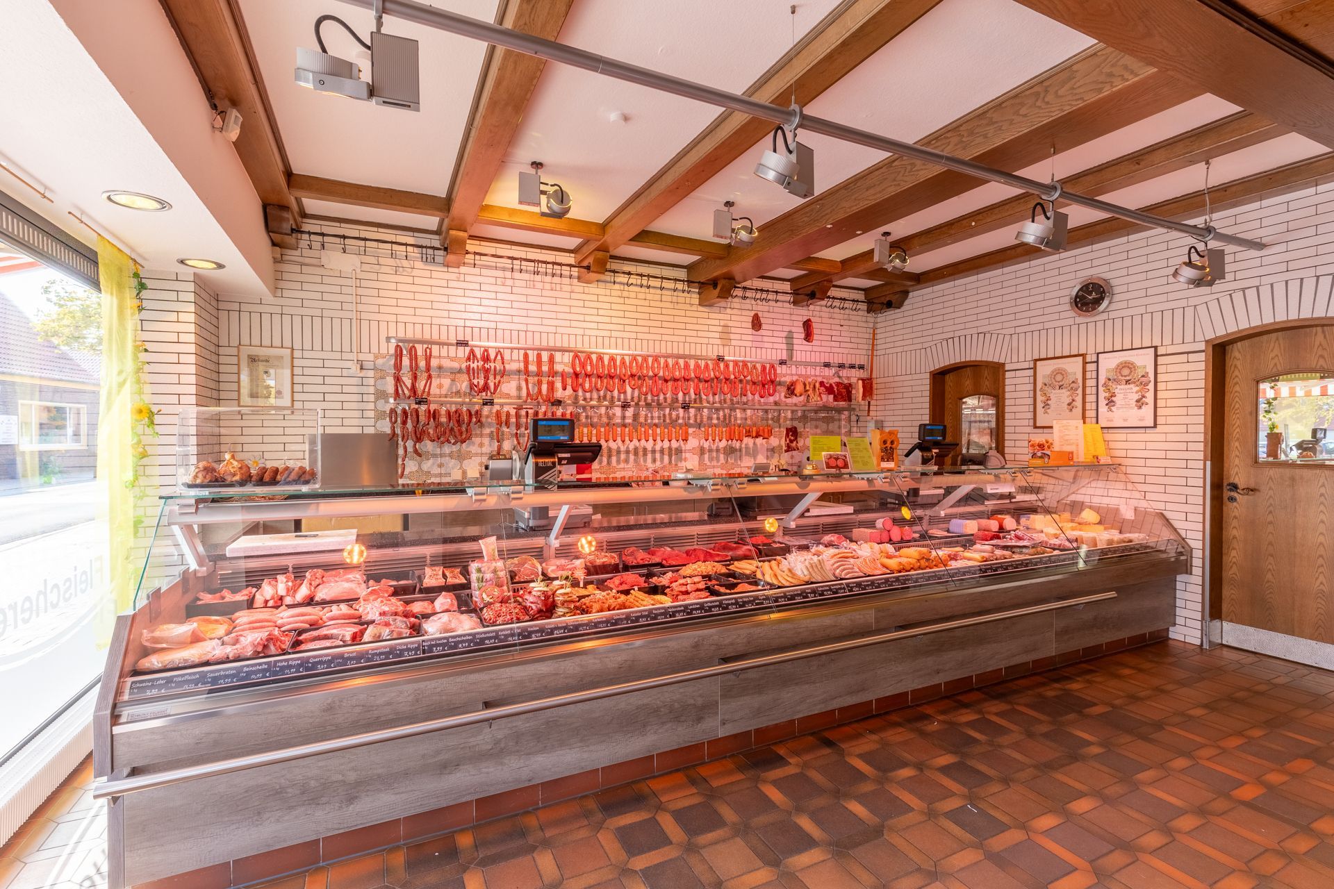 Eine Metzgerei mit einer großen Vitrine voller Fleisch.