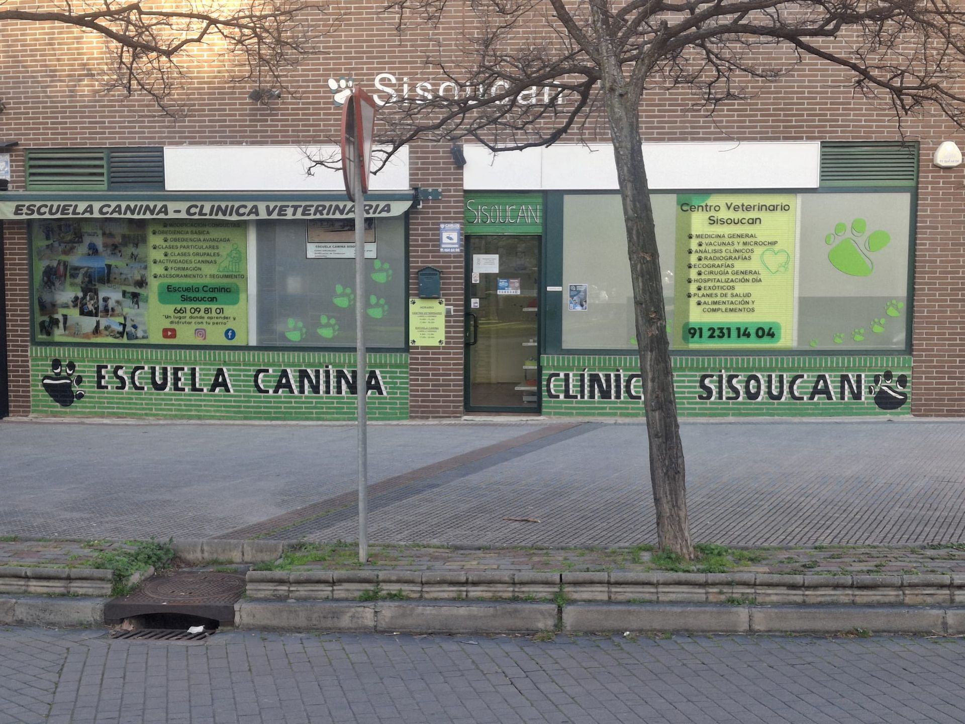Exterior de una clínica veterinaria y escuela de adiestramiento canino con fachada de ladrillo.