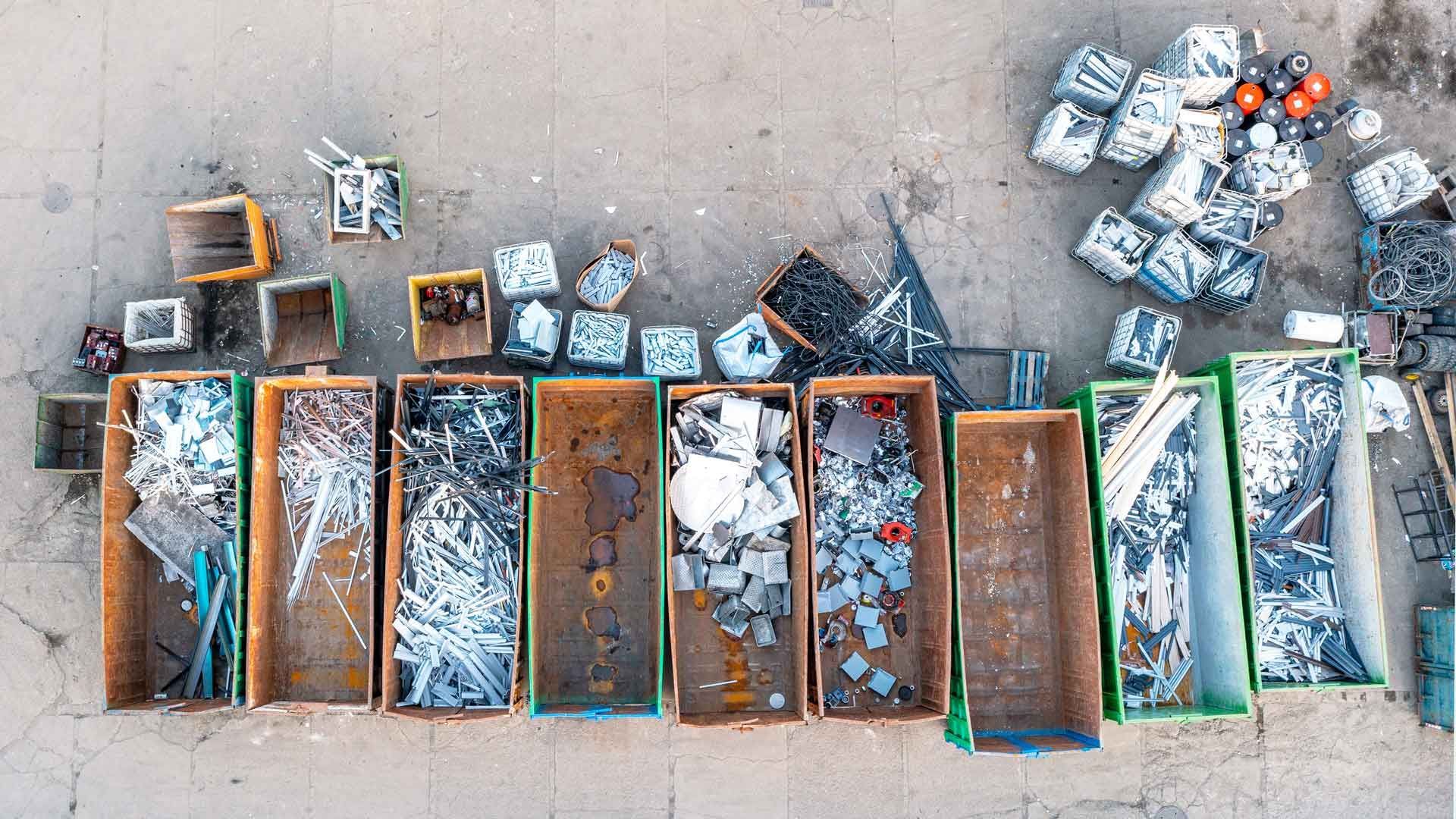 Vue aérienne de collecteurs avec différents types de déchets