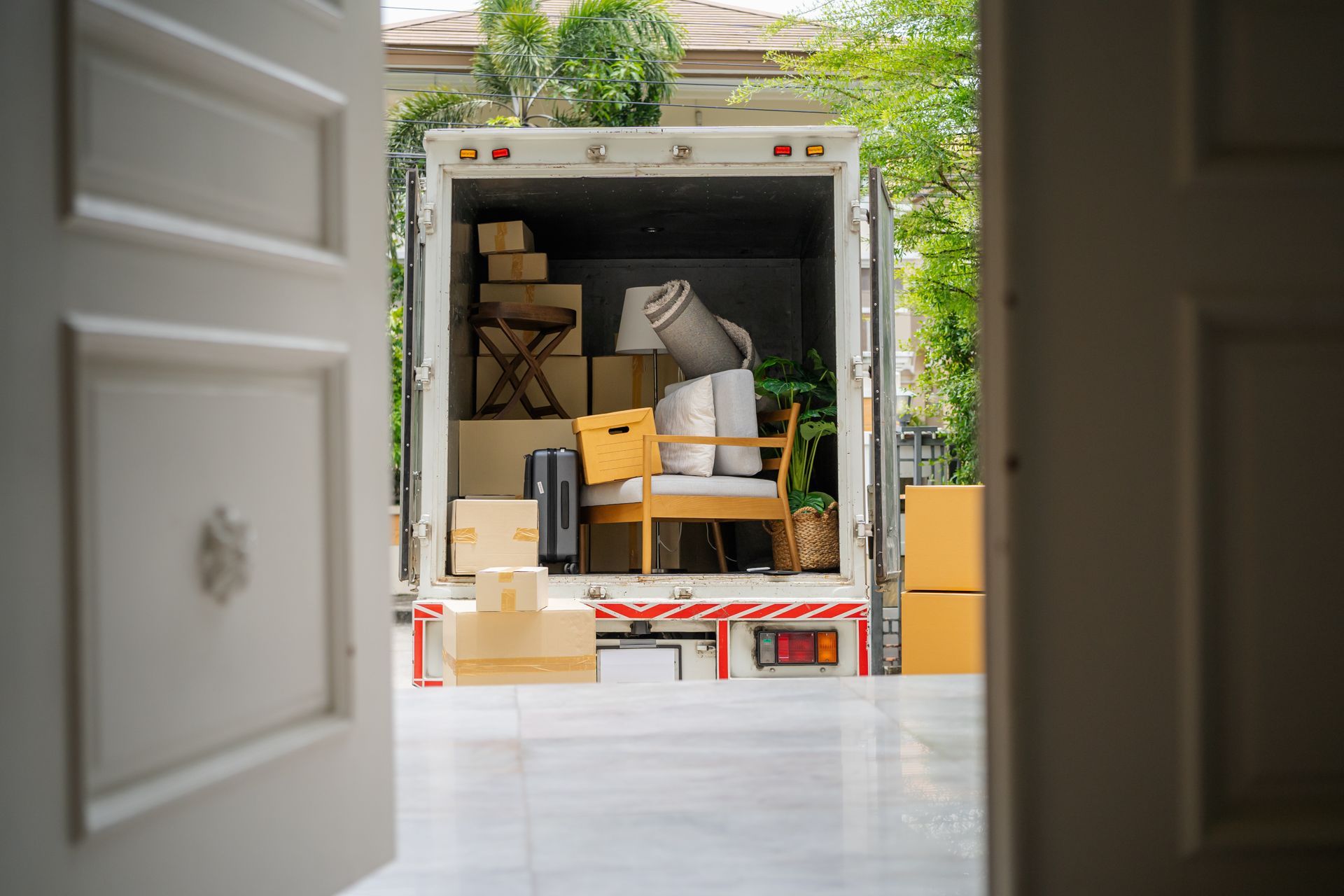 Camion de déménagement rempli de meubles