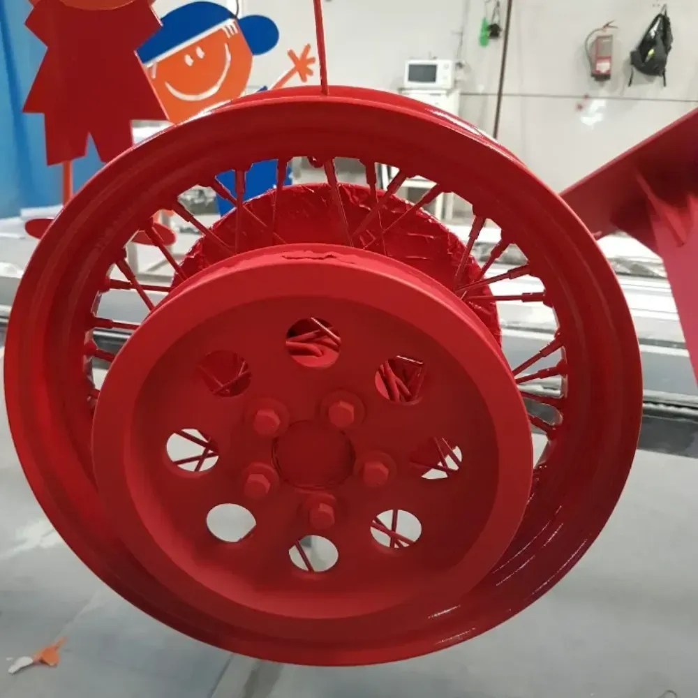 Conjunto de ruedas industriales rojas pintadas de rojo brillante, mostradas en interiores con un fondo de taller.