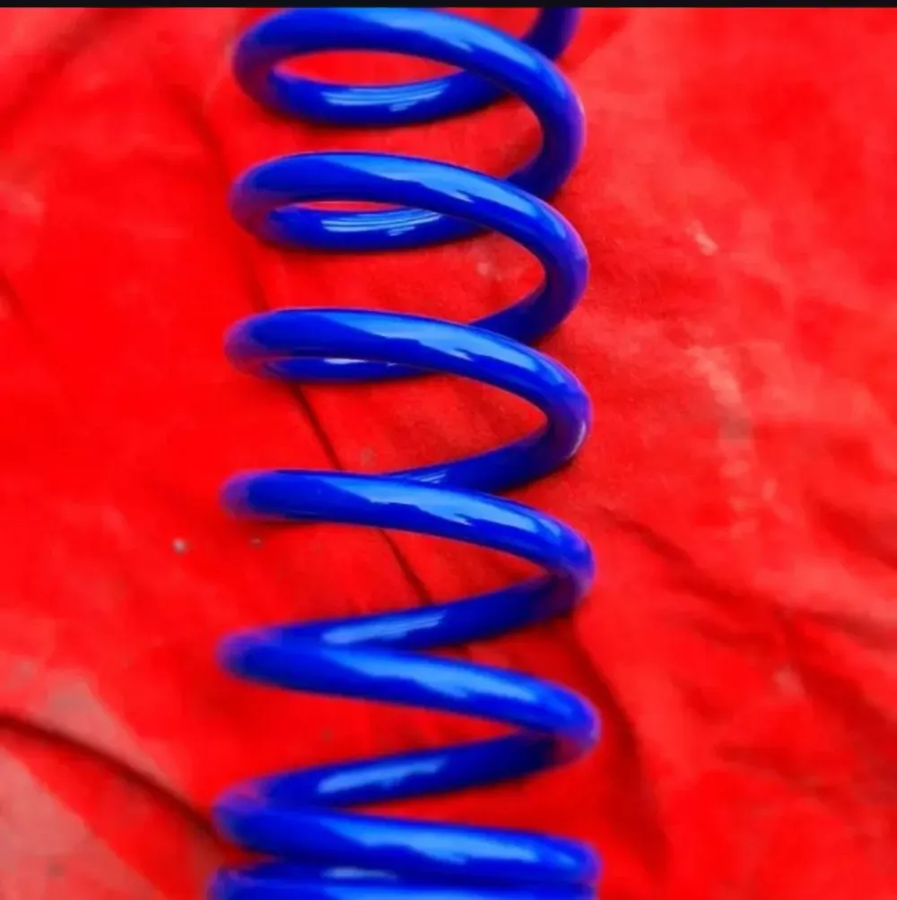 Muelle espiral azul sobre un fondo rojo brillante