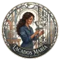 Mujer con chaqueta azul sosteniendo una pistola de pintura en aerosol, enmarcada por una ornamentación metálica, con el texto del logotipo “Lacados María”.