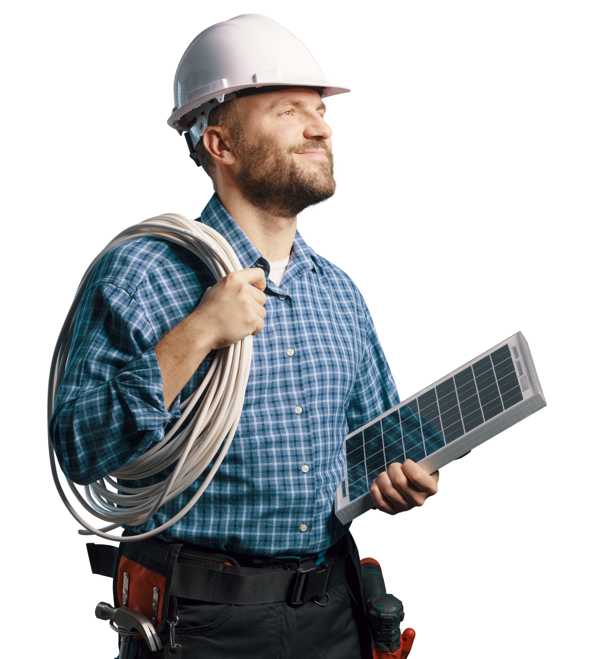 Un homme blanc en chemise bleue tenant corde et panneau solaire dans ses mains. Il est souriant, il regarde vers la droite, on sent une possible volonté de monter sur le toit pour peut-être à un moment poser un panneau solaire.