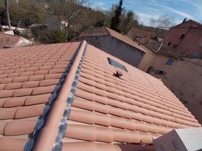 Un toit avec une lucarne ouverte