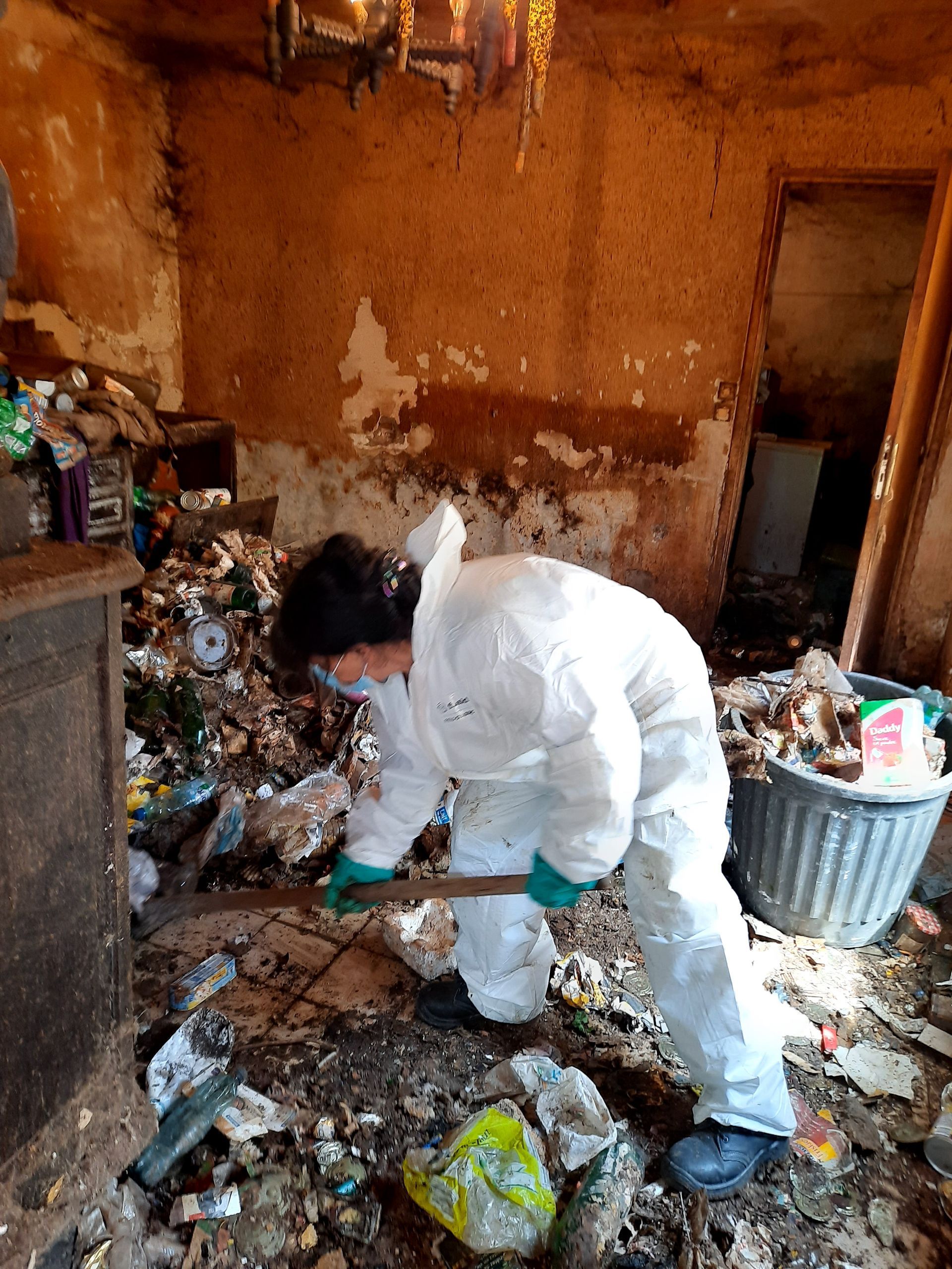 Trois hommes chargent un camion