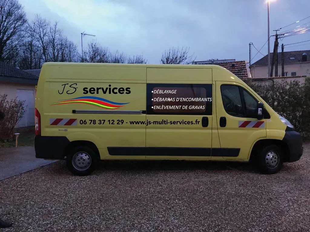 Camion jaune avec logo JS Services