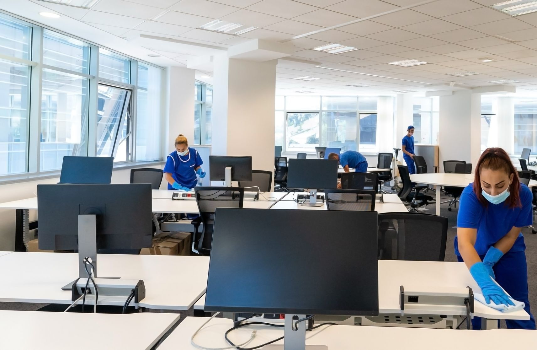 Équipe de nettoyage dans des locaux professionnels