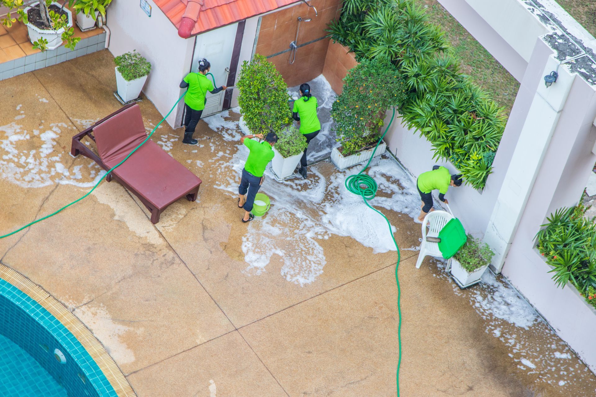 Équipe de nettoyage nettoyant un espace extérieur