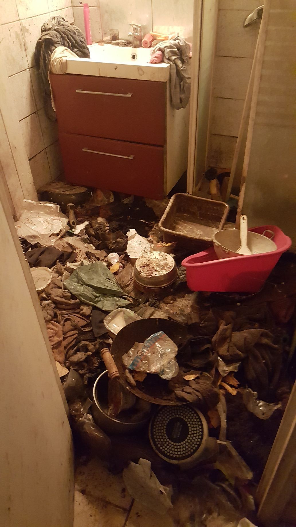 Deux hommes transportent un frigo